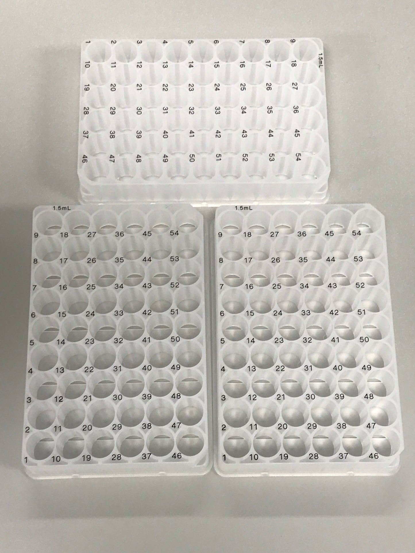 Tray for storing vials