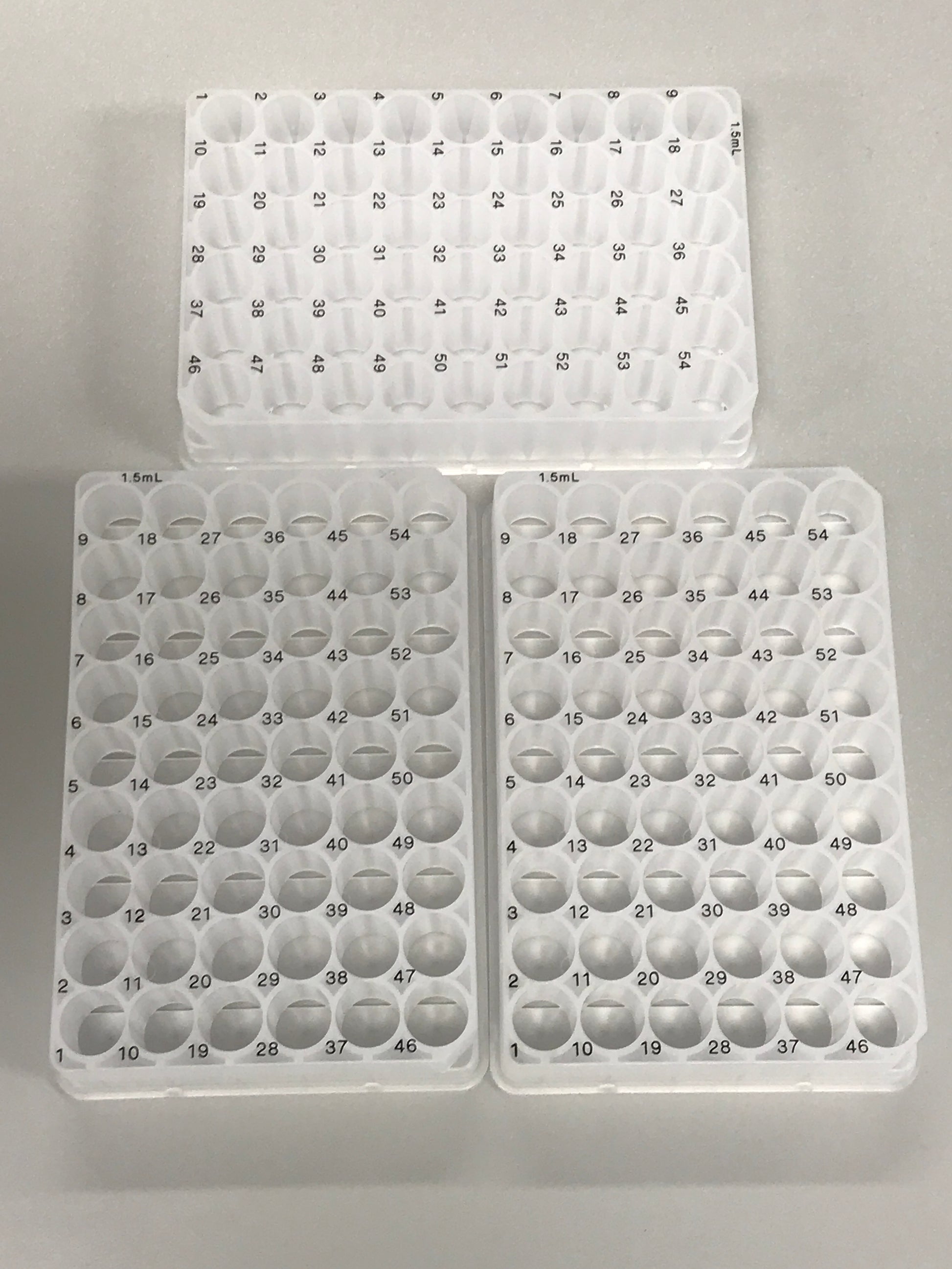 Tray for storing vials